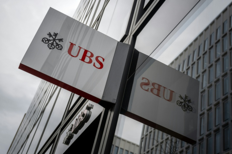 UBS va finalement s'acquitter de 835 millions d'euros, montant inférieur à celui auquel la banque suisse avait été condamnée lors de ses deux procès à Paris, à savoir 3,7 milliards d'euros au total en première instance en 2019 puis 1,8 milliard en appel en 2021. ( AFP / Fabrice COFFRINI )