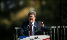 Jean-Luc Mélenchon lors de son discours de clôture des universités d'été de LFI, à Châteauneuf-sur-Isère, dans la Drôme, le 23 août 2026 ( AFP / OLIVIER CHASSIGNOLE )