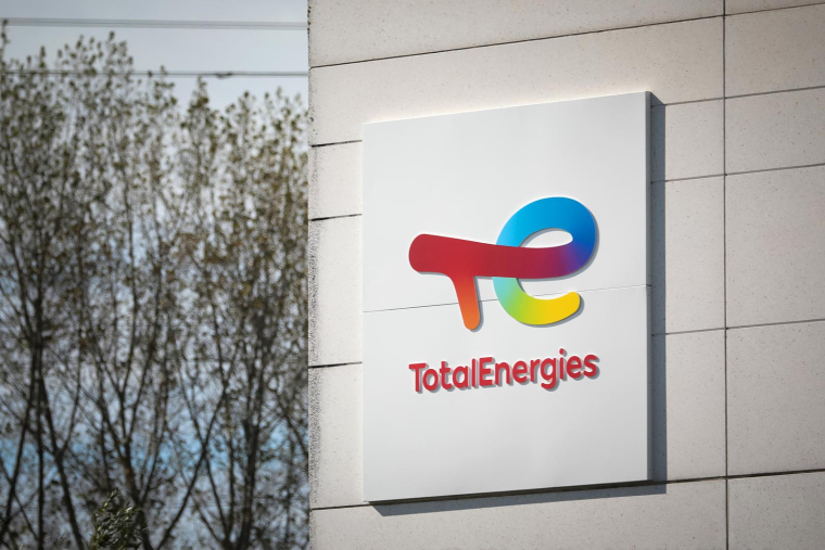 En France, TotalEnergies et LVMH ont été les plus gros payeurs de dividendes. ( AFP / Lou BENOIST )