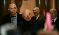 Le président brésilien Luiz Inacio Lula da Silva (C) arrive à l'ambassade du Brésil à Buenos Aires le 2 juillet 2025, à la veille du 66e sommet du Mercosur ( AFP / Luis ROBAYO )