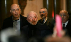 Le président brésilien Luiz Inacio Lula da Silva (C) arrive à l'ambassade du Brésil à Buenos Aires le 2 juillet 2025, à la veille du 66e sommet du Mercosur ( AFP / Luis ROBAYO )