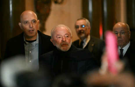 Le président brésilien Luiz Inacio Lula da Silva (C) arrive à l'ambassade du Brésil à Buenos Aires le 2 juillet 2025, à la veille du 66e sommet du Mercosur ( AFP / Luis ROBAYO )