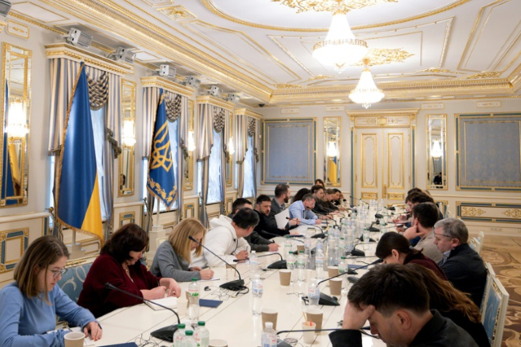 Photo diffusée par la présidence ukrainienne, le 24 décembre 20255, montrant le président ukrainien Volodymyr Zelensky lors d'une conférence de presse avec des journalistes, le 23 décembre 2025 à Kiev ( UKRAINIAN PRESIDENTIAL OFFICE / Handout )