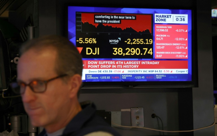 La Bourse de New York, avec un écran montrant des indices et des valeurs, 4 avril 2025 (AFP / Timothy A. Clary)
