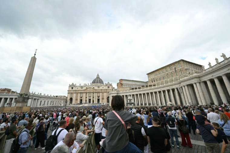 Des fidèles rassemblés place Saint-Pierre lors de la prière de l'Angélus du pape Léon XIV, au lendemain de son retour au Vatican après une intervention chirurgicale, le 18 octobre 2026 ( AFP / Andreas SOLARO )