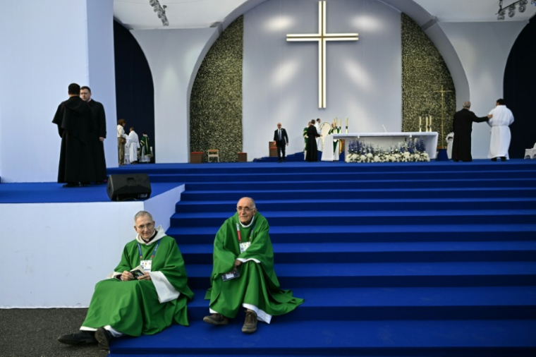 Des prêtres attendent l'arrivée du pape Léon XIV, le 27 septembre 2026 sur la Prairie du sanctuaire à Lourdes, dans le sud-ouest de la France  ( AFP / Lionel BONAVENTURE )
