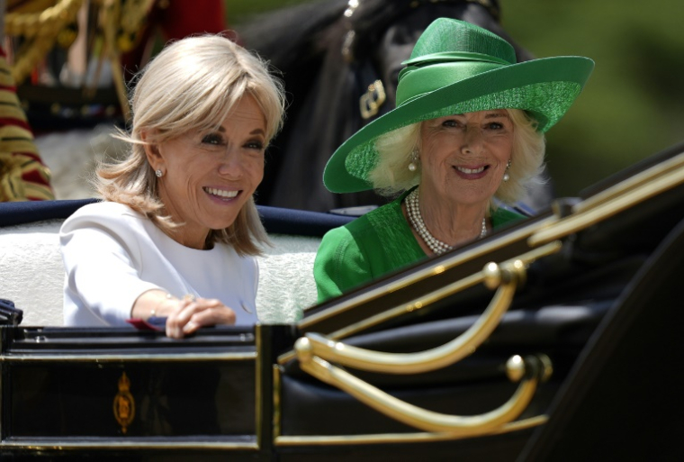 La Première dame française Brigitte Macron (g) et la reine Camilla en calèche lors d'une cérémonie d'accueil au château de Windsor, à l'ouest de Londres, le 8 juillet 2025 ( POOL / Andrew Matthews )