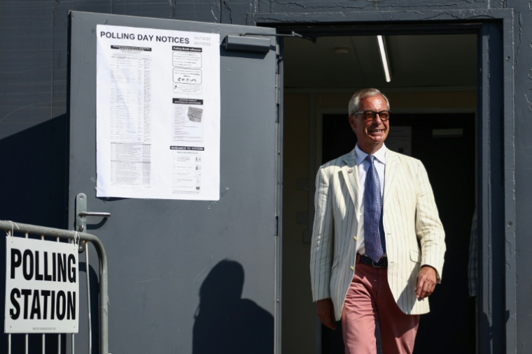 Nigel Farage, chef du parti britannique Reform UK, sort d'un bureau de vote installé dans une école primaire de Walton-on-the-Naze, dans l'Essex, lors de l'élection partielle de Clacton, le 13 août 2026 ( AFP / Henry NICHOLLS )