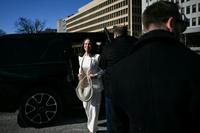 La leader de l'opposition vénézuélienne Maria Corina Machado sort d'un véhicule à son arrivée près de la Maison Blanche avant une réunion avec le président américain Donald Trump, à Washington, DC, le 15 janvier 2026 ( AFP / Brendan SMIALOWSKI )