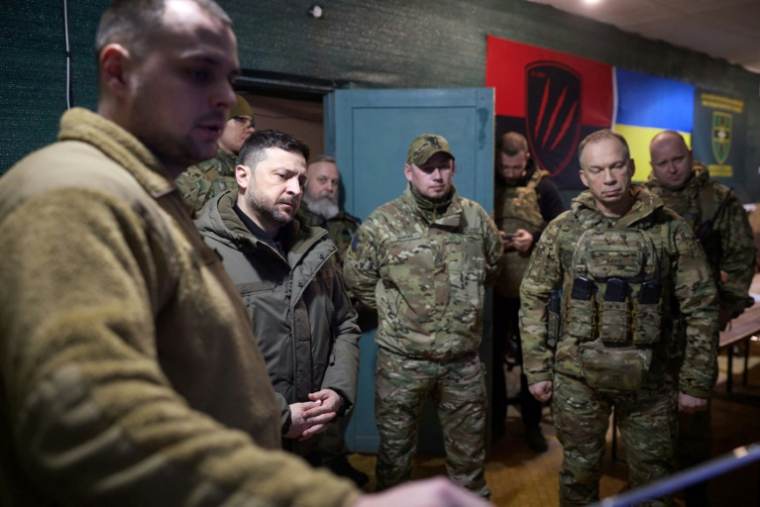 Photo diffusée par le Service de presse de la présidence ukrainienne,l e 6 mars 2026, montrant le président ukrainien Volodymyr Zelensky (2e g) et le commandant en chef des forces armées ukrainiennes Oleksandre Syrsky (2e d) en visite à un poste de commandement, près de Droujkivka, dans la région de Donetsk ( Service de presse de la présidence ukrainienne / Handout )