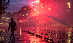 Des feux d’artifice éclatent lors d'affrontemens entre manifestants et les forces antiémeute à Tirana, le 15 octobre 2026 en Albanie ( AFP / Armend NIMANI                      )