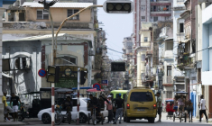 Un feu de circulation hors service en raison d'une nouvelle panne dans le réseau national, le 4 mars 2026 à La Havane, à Cuba  ( AFP / YAMIL LAGE )