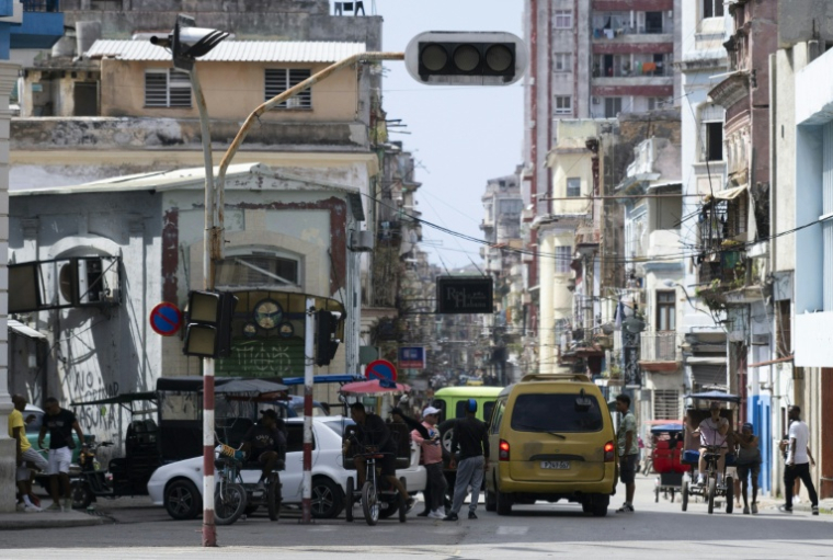 Un feu de circulation hors service en raison d'une nouvelle panne dans le réseau national, le 4 mars 2026 à La Havane, à Cuba  ( AFP / YAMIL LAGE )