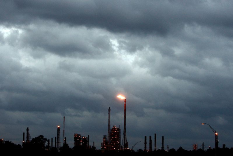 Des nuages sombres au-dessus d'une raffinerie près de Houston, au Texas