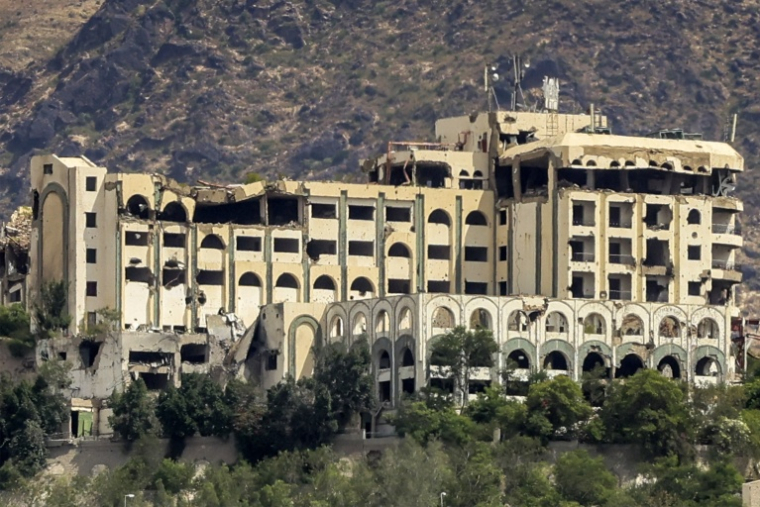 Un hôtel, utilisé comme centre de commandement et de contrôle par les Houthis et qui aurait été frappé par des raids aériens, à Taiz le 24 octobre 2026  ( AFP / Ahmad AL-BASHA )