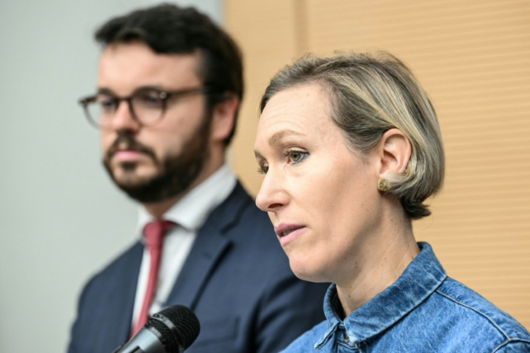 Le président de la commission d'enquête, Arthur Delaporte (g) (PS) et la députée et rapporteure Laure Miller (EPR), lors d'une conférence de presse pour la présentation du rapport de la commission d'enquête parlementaire sur les effets psychologiques de la plateforme TikTok sur les mineurs, le 11 septembgre 2025 à l'Assemblée nationale, à Paris ( AFP / Bertrand GUAY )