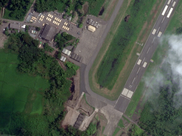 Cette image satellite, fournie par Planet Labs PBC le 10 octobre 2026 et analysée par l’AFP, montre plusieurs dizaines de structures dont la forme et les dimensions correspondent à des tentes modulaires rapidement déployables, ainsi qu’une structure plus grande ressemblant à une tente de hangar de maintenance aéronautique rétractable sur la base aérienne militaire équatorienne de Taura, près de Guayaquil, en Équateur. ( 2026 Planet Labs PBC / Handout )