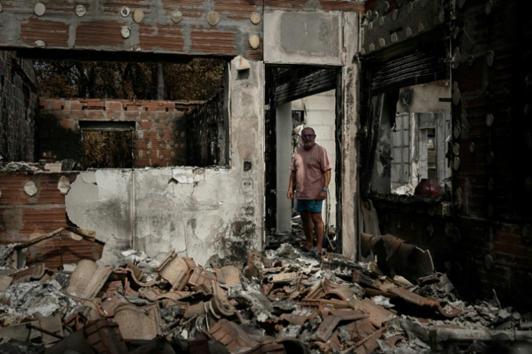 Yves Brugieregarde dans sa maison détruite par le mégafeu de juillet, le 13 août 2026 au Porge, en Gironde ( AFP / Philippe LOPEZ )