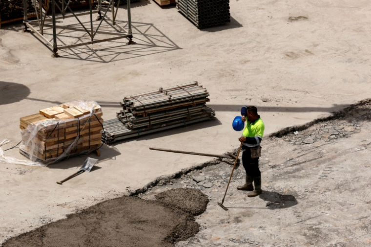 Un ouvrier sur un chantier de construction à Madrid, le 22 juin 2026, lors d'une vague de chaleur en Espagne ( AFP / OSCAR DEL POZO )
