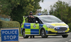 Un policier sur un barrage établi près de la base aérienne de Fairford, dans le sud-ouest de l'Angleterre, le 27 septembre 2026 ( AFP / JUSTIN TALLIS )