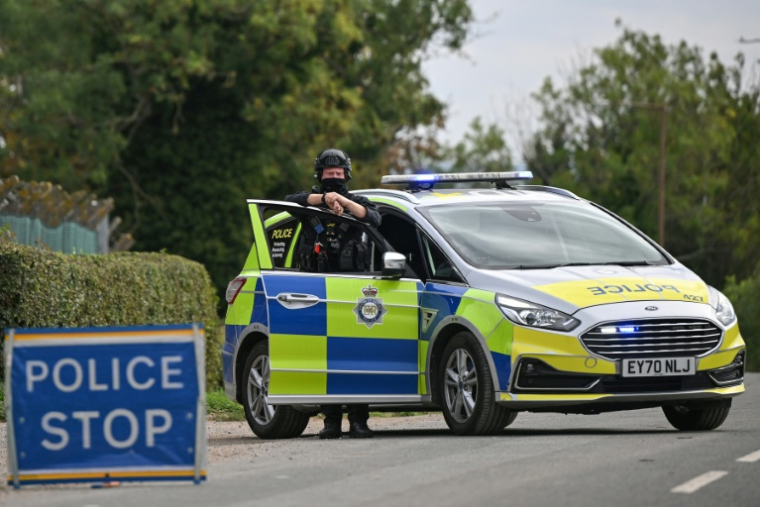 Un policier sur un barrage établi près de la base aérienne de Fairford, dans le sud-ouest de l'Angleterre, le 27 septembre 2026 ( AFP / JUSTIN TALLIS )