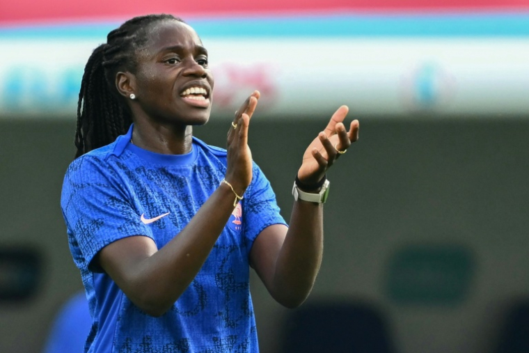 La défenseuse centrale Griedge Mbock, ici à l'entraînement des Bleues à Bâle le 19 juillet 2025, retrouvera ses coéquipières et son brassard de capitaine ce mardi à Caen pour le match retour contre l'Allemagne ( AFP / SEBASTIEN BOZON )