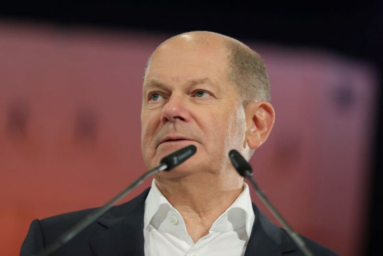 Le chancelier allemand Olaf Scholz tient une conférence de presse chez le fournisseur de défense Hensoldt, à Ulm, Allemagne