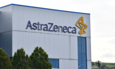 Face à la menace de droits de douane de Donald Trump sur le secteur pharmaceutique, le géant britannique AstraZeneca annonce investir 50 milliards de dollars d'ici 2030 aux États-Unis pour y fabriquer des médicaments et financer ses programmes de recherche ( AFP / Paul ELLIS )