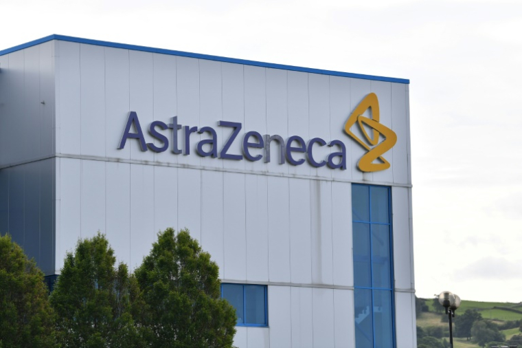 Face à la menace de droits de douane de Donald Trump sur le secteur pharmaceutique, le géant britannique AstraZeneca annonce investir 50 milliards de dollars d'ici 2030 aux États-Unis pour y fabriquer des médicaments et financer ses programmes de recherche ( AFP / Paul ELLIS )