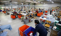 Les employés travaillent à l'usine Royal Mer Bretagne, spécialisée dans la fabrication française de vêtements tricotés, à La Regrippière.