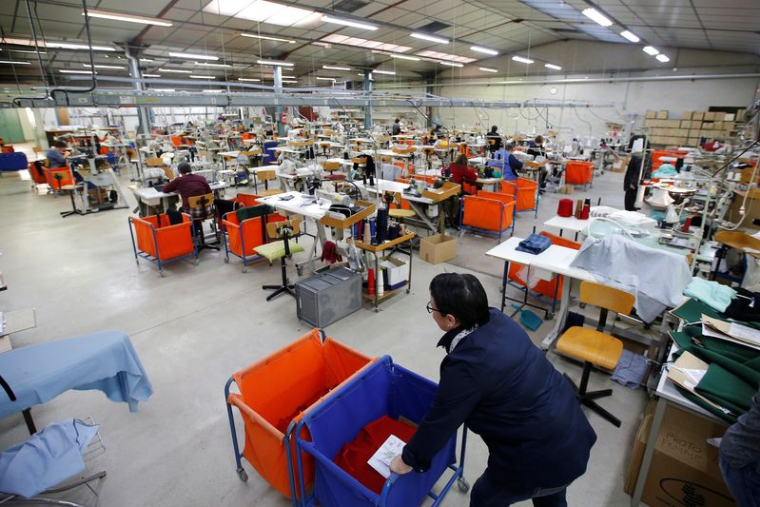 Les employés travaillent à l'usine Royal Mer Bretagne, spécialisée dans la fabrication française de vêtements tricotés, à La Regrippière.