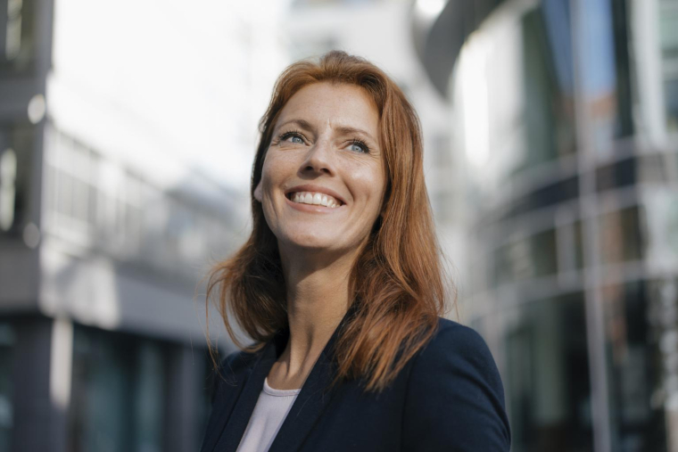 Valérie rêve d’acquérir un bien immobilier et de fonder une famille. Plus jeune, elle a mal géré ses premiers revenus et a opté pour les cryptomonnaies en espérant une croissance rapide de ses économies. ( crédit photo : Getty Images/Westend61 )