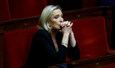 Marine Le Pen, chef de file de l'extrême droite française et députée, assiste à une séance à l'Assemblée nationale à Paris