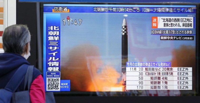 Une personne à Tokyo regarde un reportage télévisé au sujet d'un missile balistique tiré par la Corée du Nord