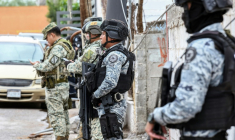 Des membres de la Garde nationale et des soldats devant une école, après une attaque qui a fait un mort et trois blessés à Torreón, au Mexique, le 1er octobre 2026 ( AFP / STRINGER )