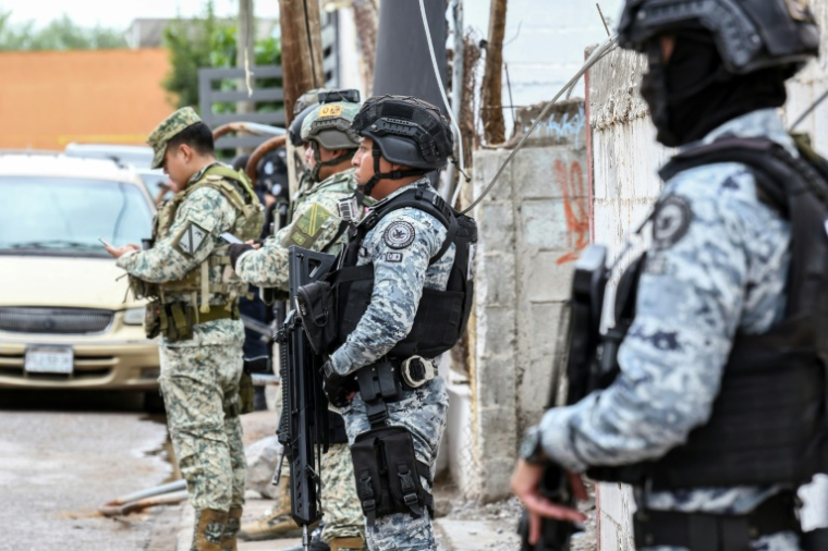 Des membres de la Garde nationale et des soldats devant une école, après une attaque qui a fait un mort et trois blessés à Torreón, au Mexique, le 1er octobre 2026 ( AFP / STRINGER )