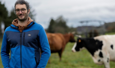 Fabien Pommier, un éleveur bovin breton, le 13 février 2026 à Riec-sur-Bélon, dans le Finistère   ( AFP / Fred TANNEAU )