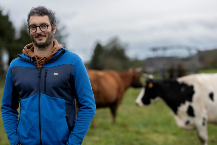 Fabien Pommier, un éleveur bovin breton, le 13 février 2026 à Riec-sur-Bélon, dans le Finistère   ( AFP / Fred TANNEAU )