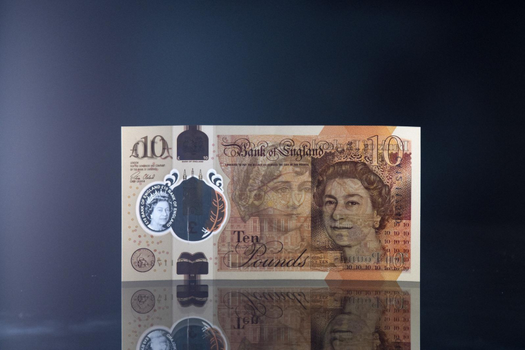 Le visage du nouveau roi Charles III va commencer à apparaître sur les pièces de monnaie et les billets de banque au Royaume-Uni et dans d'autres pays du monde, remplaçant le profil de la reine Elizabeth II. ( AFP / JUSTIN TALLIS )