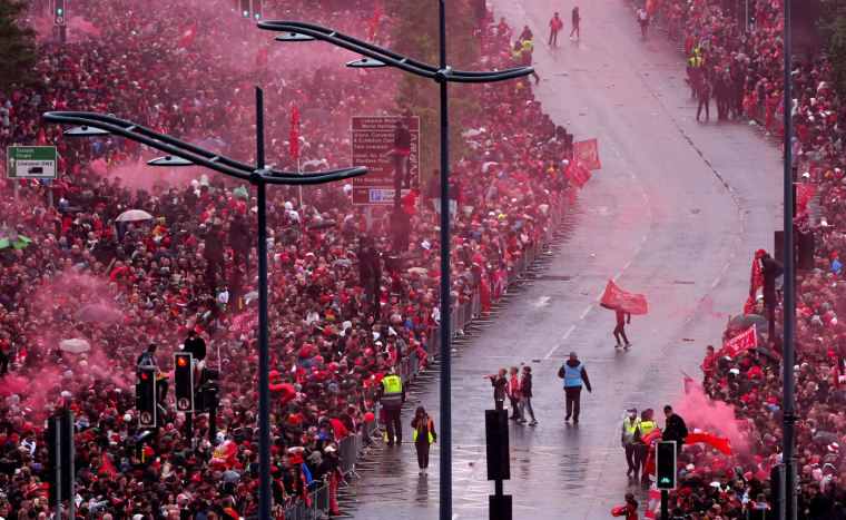 Un véhicule a foncé dans la foule pendant les célébrations du titre à Liverpool