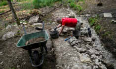 Un archéologue travaille sur le site de fouilles du sanctuaire dédié à la déesse Sequana, à la source de la Seine à Source-Seine, en Côte-d'Or le 8 juin 2026 ( AFP / ARNAUD FINISTRE )