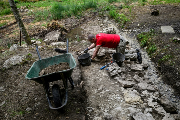 Un archéologue travaille sur le site de fouilles du sanctuaire dédié à la déesse Sequana, à la source de la Seine à Source-Seine, en Côte-d'Or le 8 juin 2026 ( AFP / ARNAUD FINISTRE )