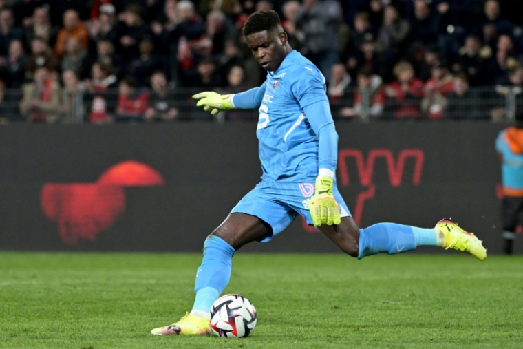 Très sollicité après l'expulsion de son défenseur Abdelhamid Aït Boudlal, le gardien français du Stade Rennais, Brice Samba, a sauvé les siens à plusieurs reprises en seconde période face à l'Olympique de Marseille, vendredi 15 août 2025. ( AFP / DAMIEN MEYER )