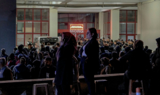 Des familles de victimes de la tuerie scolaire de Kahramanmaras devant la morgue d'un hôpital, le 15 avril 2026  ( AFP / Orhan ERKILIC )