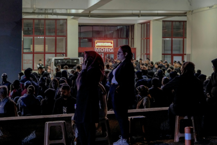 Des familles de victimes de la tuerie scolaire de Kahramanmaras devant la morgue d'un hôpital, le 15 avril 2026  ( AFP / Orhan ERKILIC )