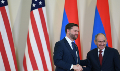 Le Premier ministre arménien Nikol Pashinyan et le vice-président américain JD Vance après une conférence de presse conjointe à l'issue de leurs entretiens à Erevan le 9 février 2026. ( AFP / KAREN MINASYAN )