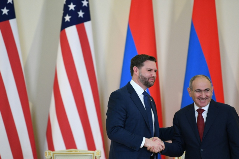 Le Premier ministre arménien Nikol Pashinyan et le vice-président américain JD Vance après une conférence de presse conjointe à l'issue de leurs entretiens à Erevan le 9 février 2026. ( AFP / KAREN MINASYAN )