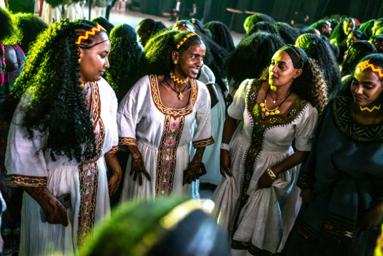 Des Tigréennes, vêtues de robes traditionnelles habesha kemis, célèbrent à Addis Abeba, le 22 août 2026, la fête d'Ashenda, originaire du Tigré ( AFP / Marco Simoncelli )