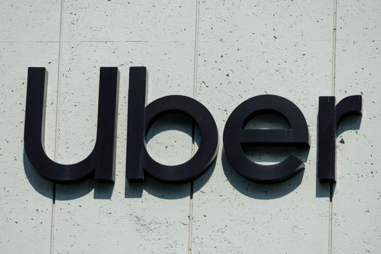 Le logo d'Uber est affiché sur le bâtiment à Los Angeles, Californie, États-Unis