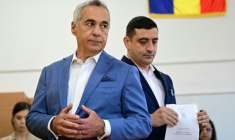 Le chef du parti nationaliste AUR et candidat à la présidentielle roumaine George Simion vote aux côtés de Calin Georgescu, exclu de la course, le 4 mai 2025 à Bucarest ( AFP / Daniel MIHAILESCU )